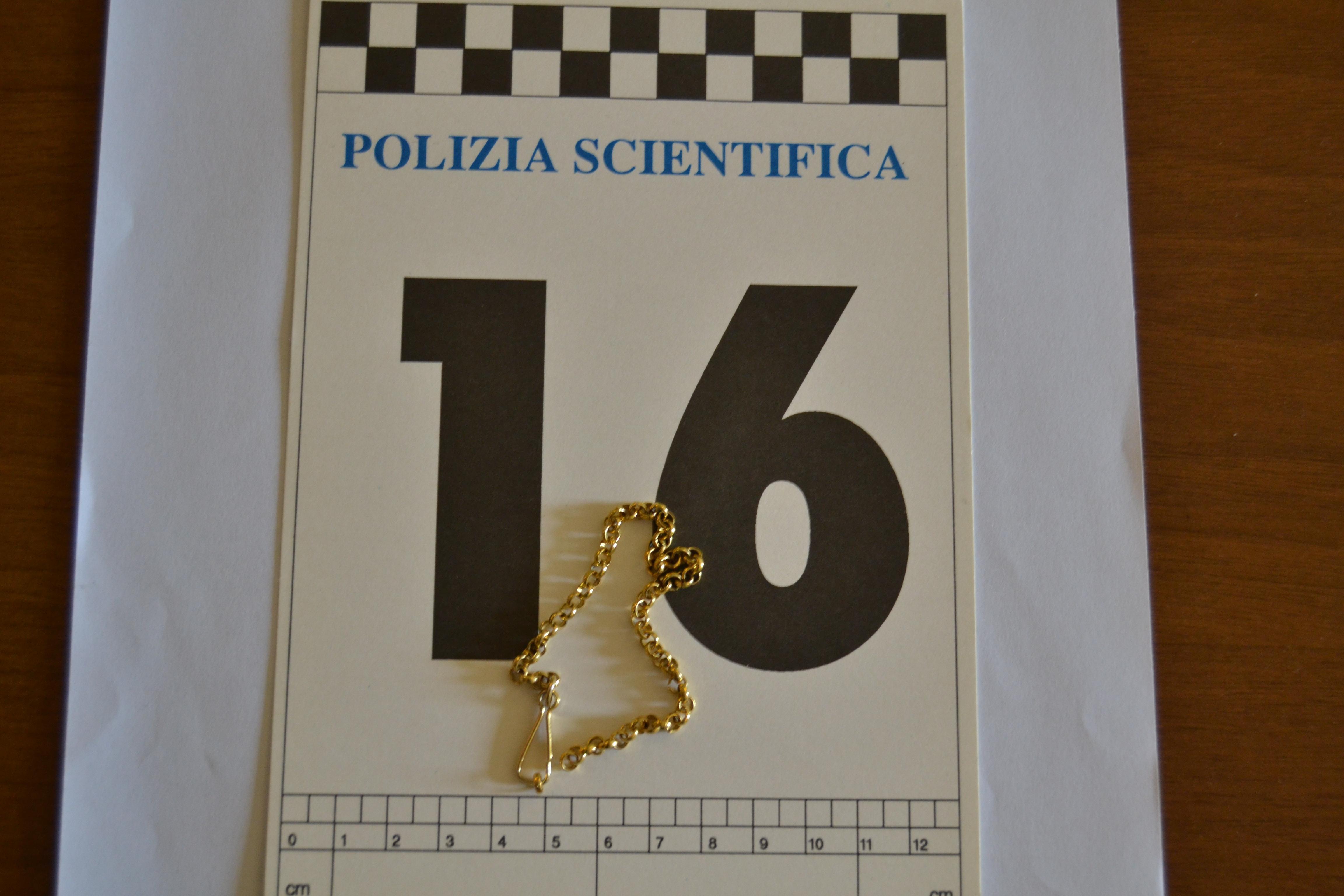 Reggio Emilia, la polizia ritrova gioielli e oro rubati: appello per trovare i proprietari