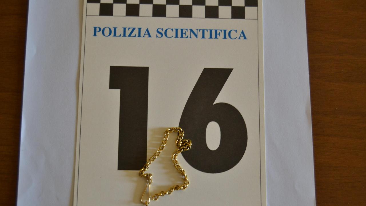 Reggio Emilia, la polizia ritrova gioielli e oro rubati: appello per trovare i proprietari