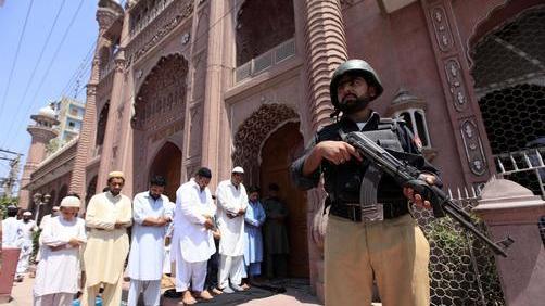 Pakistan: attentato nordovest, 25 morti