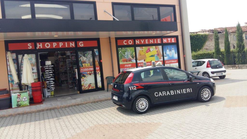 La pattuglia dei carabinieri davanti al negozio di Agliana rapinato