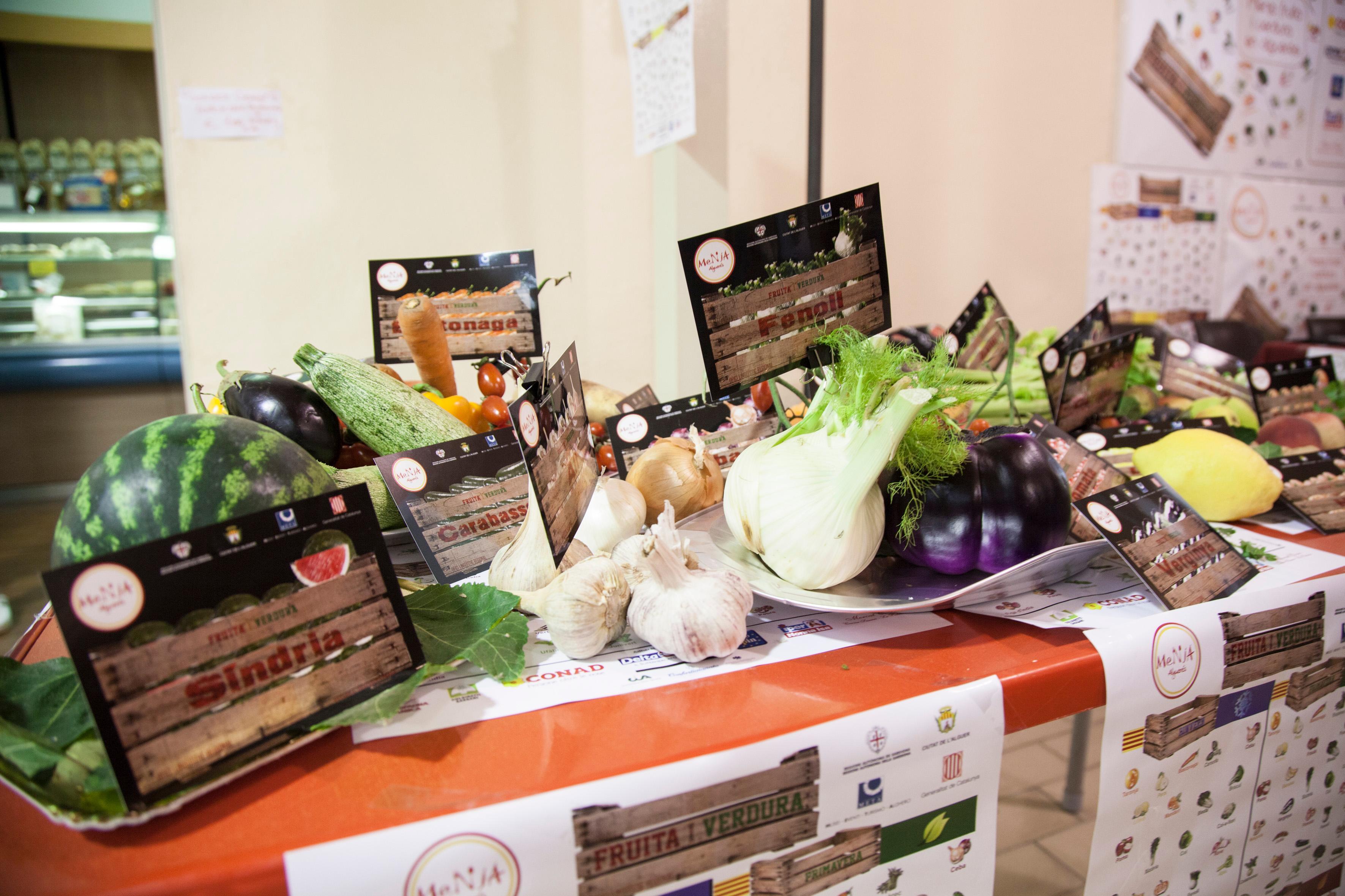 Frutta e verdura con etichette in catalano ad Alghero