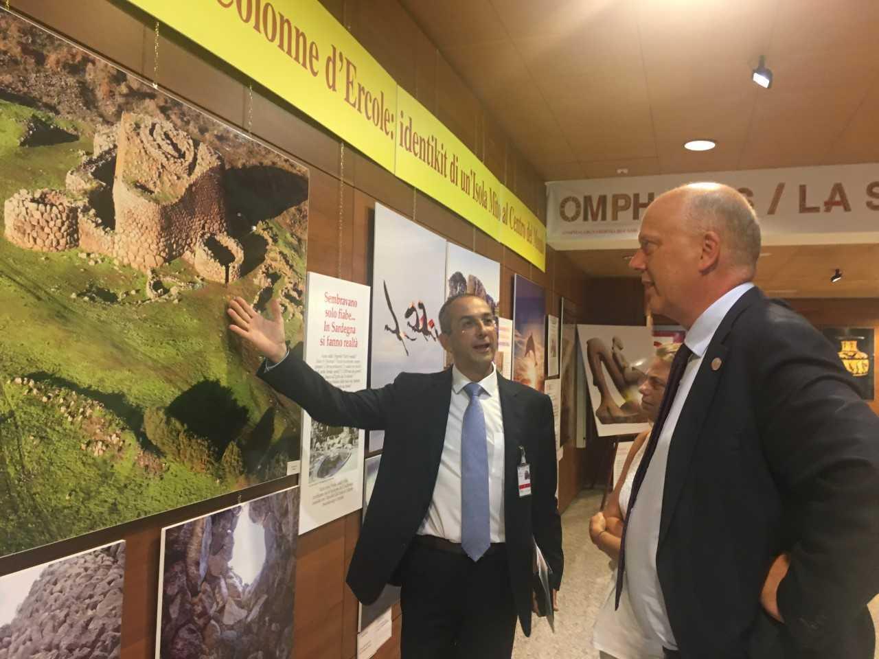 Il ministro del Regno Unito ascolta la spiegazione del direttore generale di Sogaer Alessio Grazietti