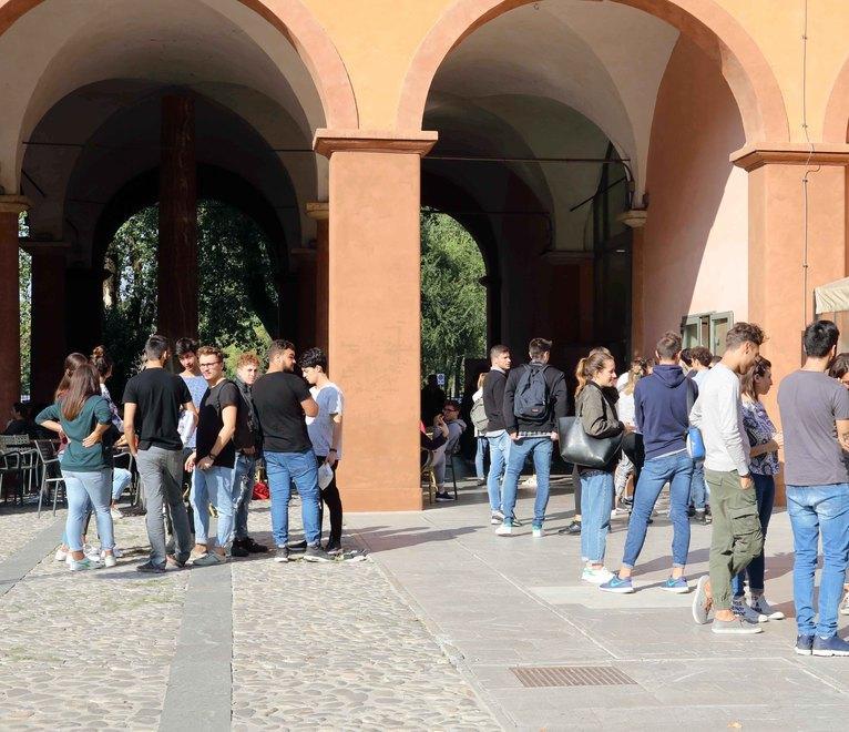 Università di Modena e Reggio Emilia, fuorisede il 60% dei laureati. Dottori già a 25 anni   