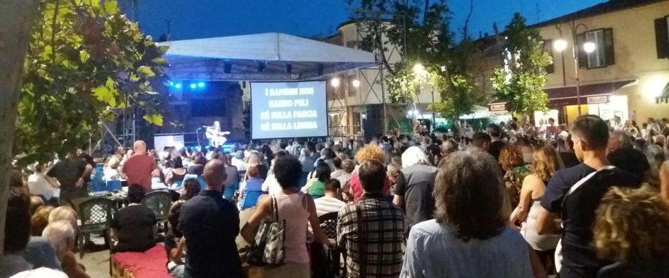 In tanti al concerto di Povia a Cascina
