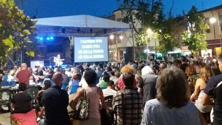 In tanti al concerto di Povia a Cascina