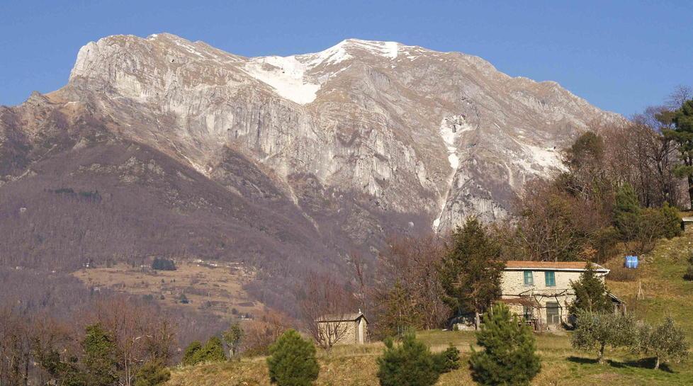 Chiusa con un cancello la via per il monte Corchia