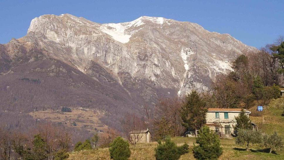 Chiusa con un cancello la via per il monte Corchia