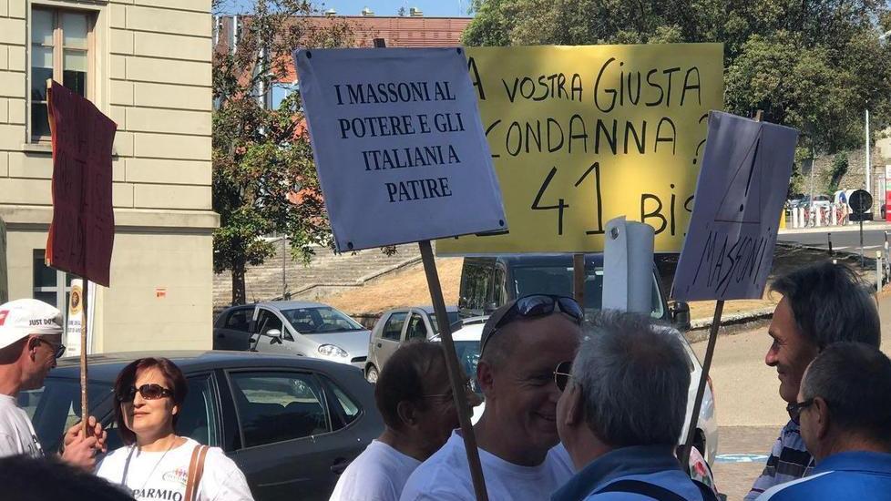 Etruria, la protesta fuori dal tribunale