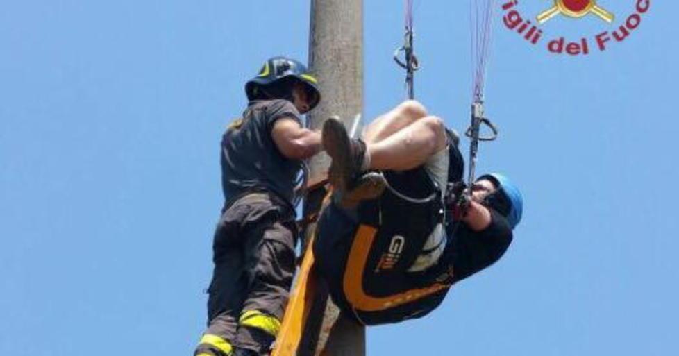 Sui cavi Enel mentre vola in parapendio