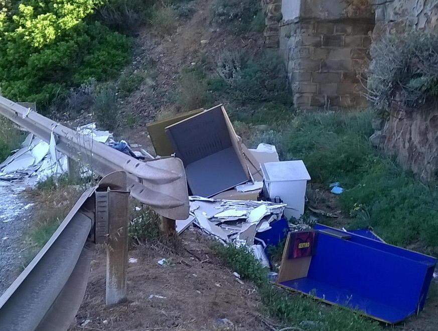 Calcinacci, mobili e rifiuti: c’è una discarica sulla strada