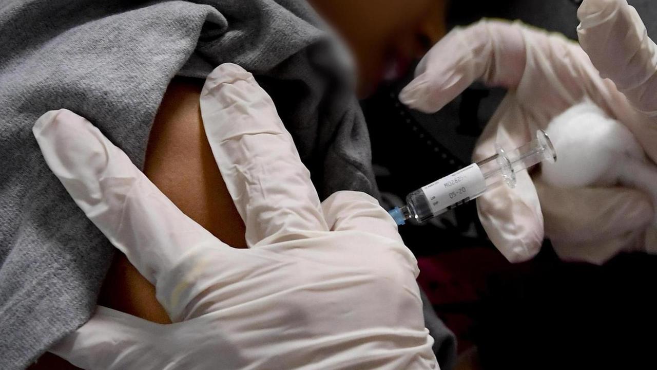 Sassari, l’epidemiologo Castiglia: «Vaccinate i vostri figli»