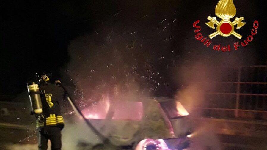Attentato incendiario a Irgoli: distrutta un'auto 