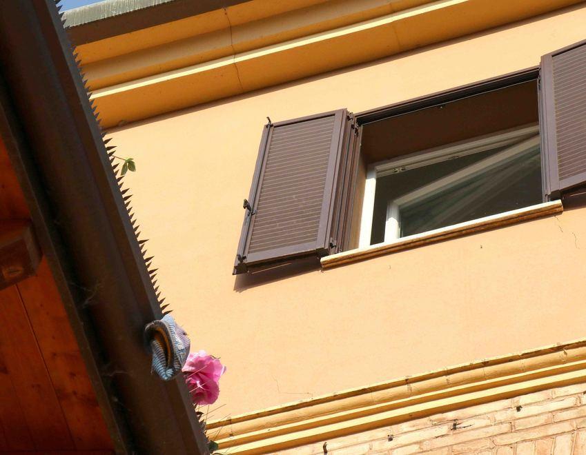 La finestra da cui è caduta la bimba