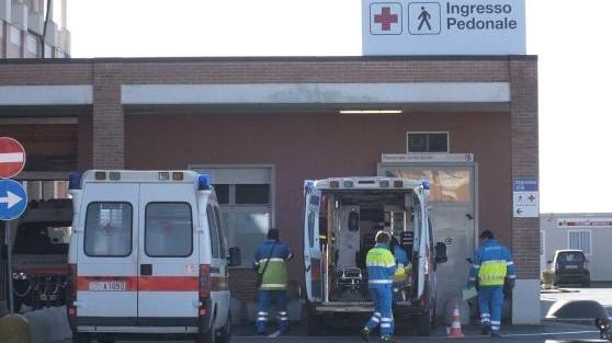 Cade dal secondo piano di un palazzo: grave a 18 anni