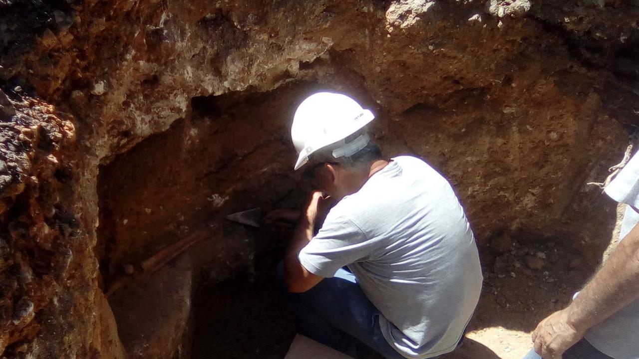 Porto Torres, dagli scavi Abbanoa affiora una tomba millenaria
