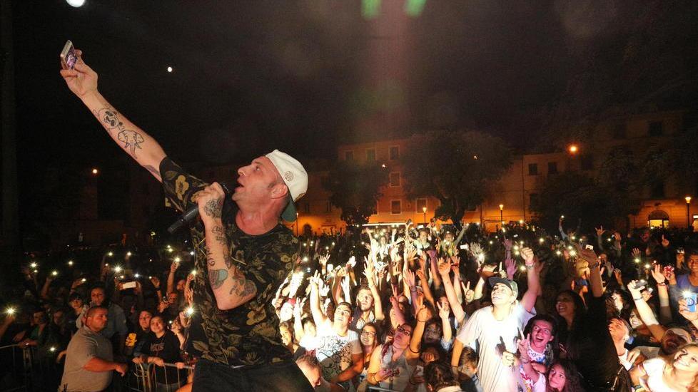 Notte bianca: maratona con musica dance e hit anni ’80