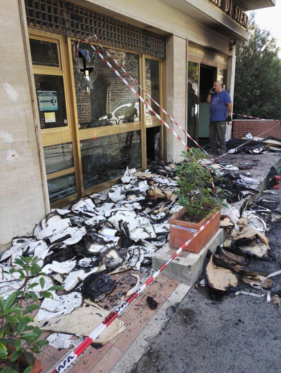 La filiale di Suvereto del  Monte dei Paschi di Siena dopo l'incendio (PaBar) 