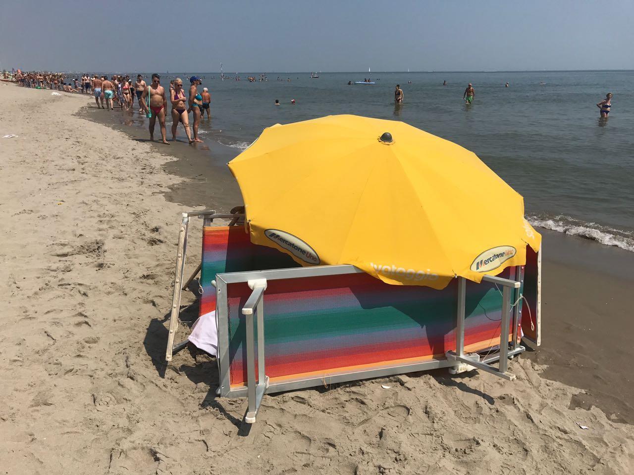 Malore in spiaggia, muore un turista