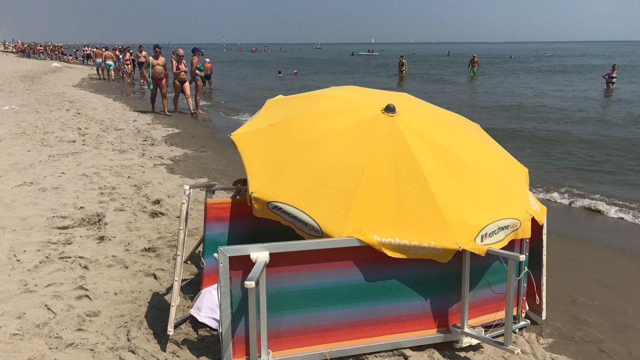 Malore in spiaggia, muore un turista