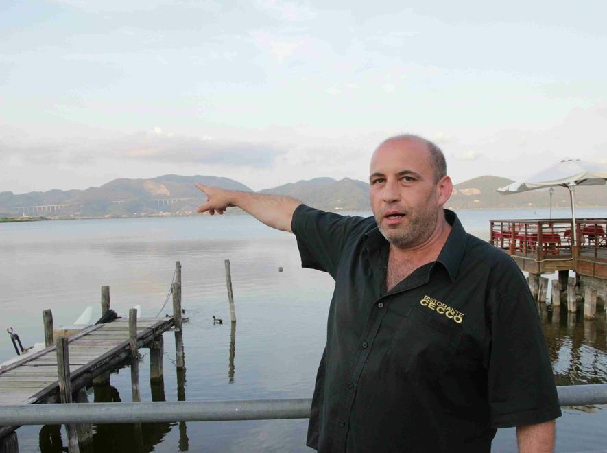 Ristoratore rischia di morire nel lago di Puccini