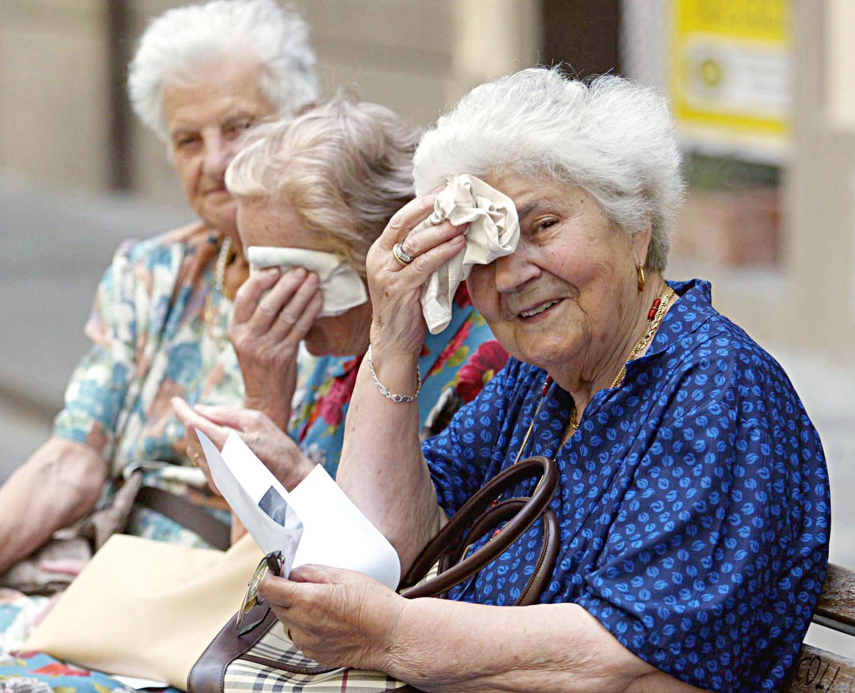 Caldo record a Ferrara, 49 gradi percepiti. Siccità fra i campi, scoppia un incendio 
