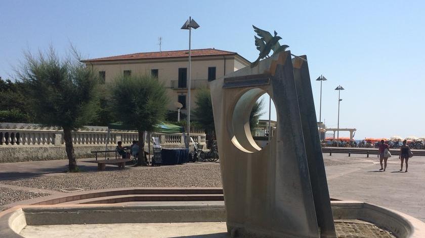 La fontana in largo Cairoli a Marina di Cecina