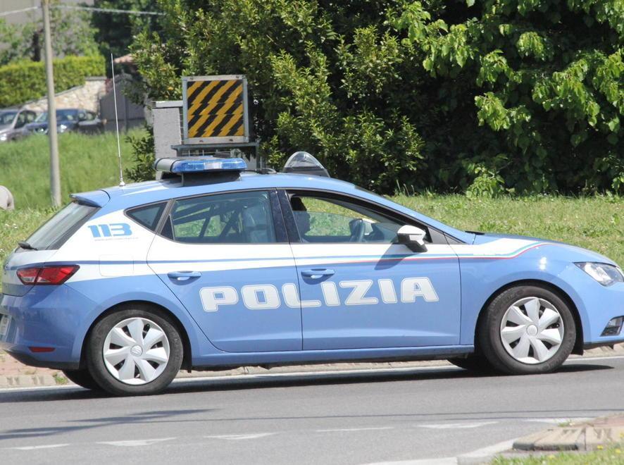 Due giovani nomadi in azione tentano di rapinare un anziano 
