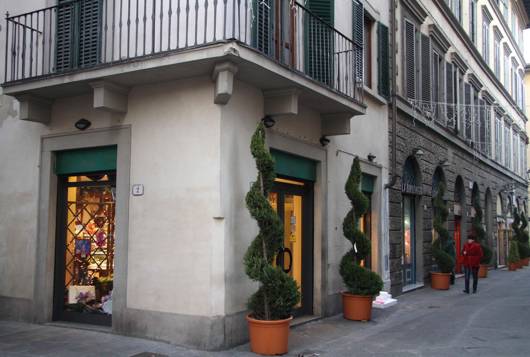 L'ex pasticceria Betti di via Guizzelmi (foto Batavia)