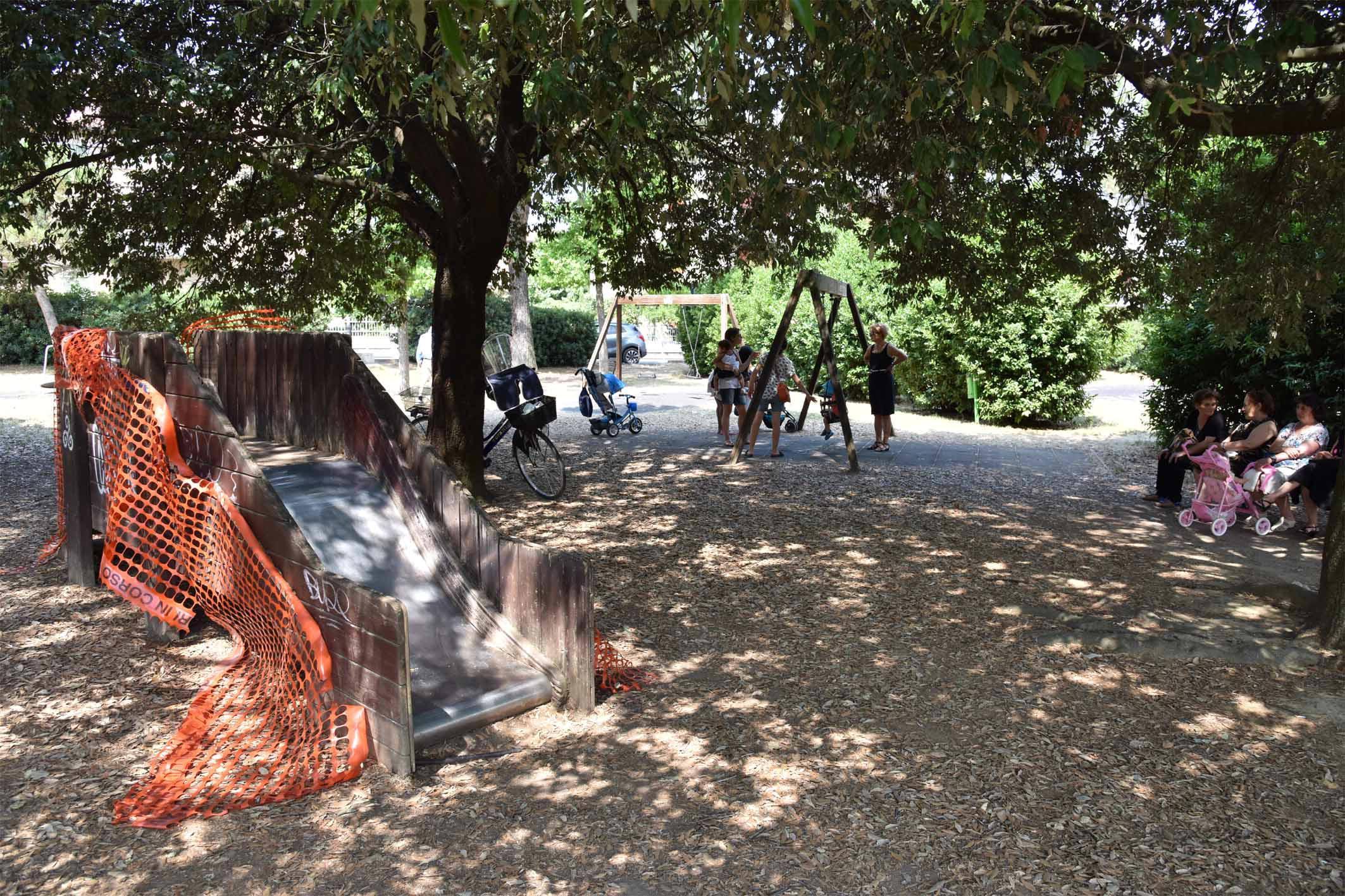 Un gioco fuori uso in piazza Toscanini (Foto Agenzia Carlo Sestini)