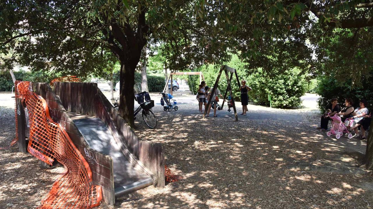 Un gioco fuori uso in piazza Toscanini (Foto Agenzia Carlo Sestini)