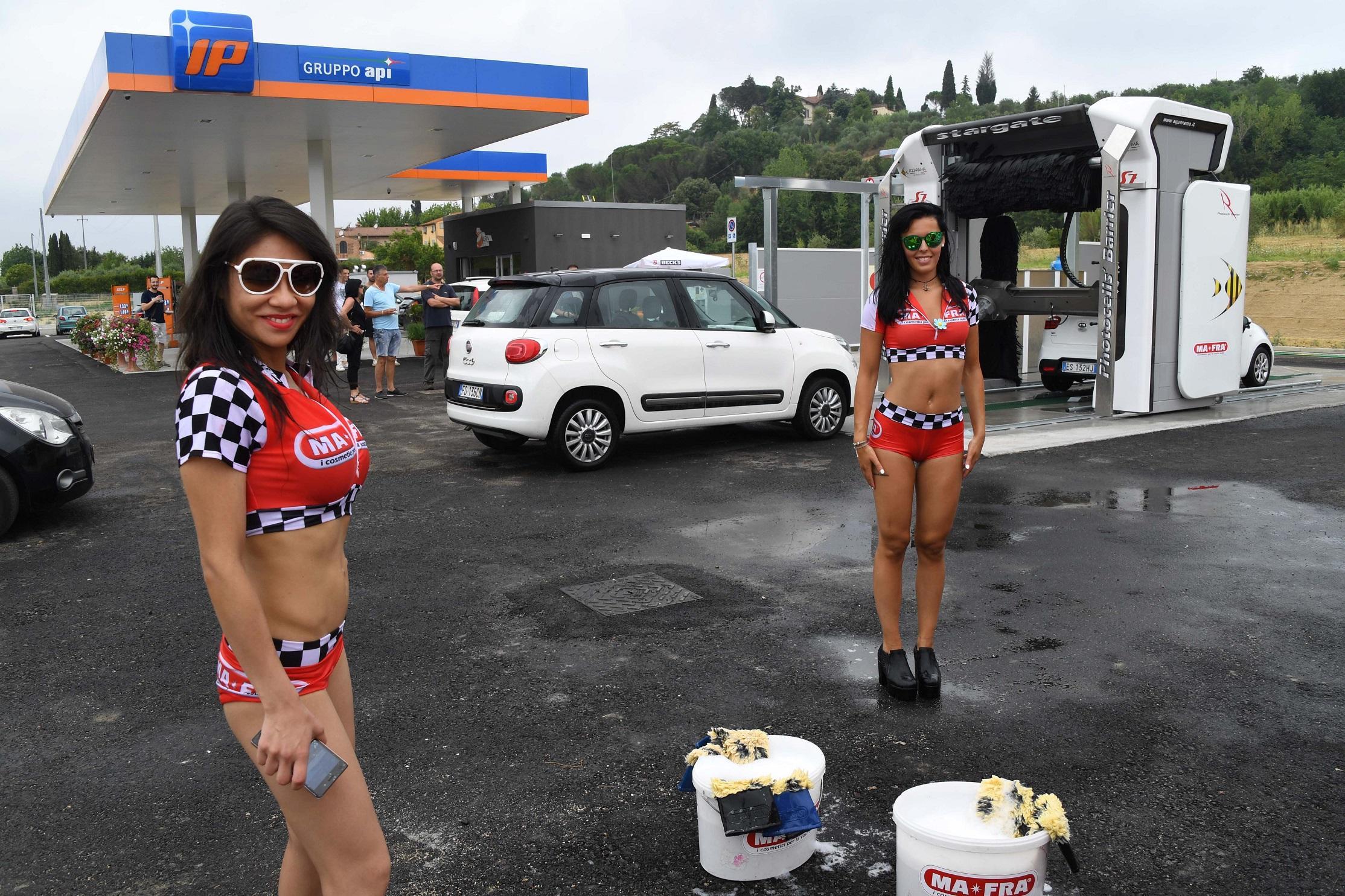 Un momento dell'inaugurazione del distributore a Forcoli (Foto Franco Silvi)