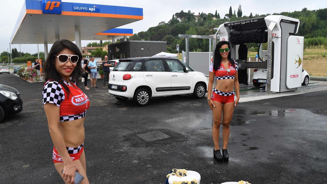 Un momento dell'inaugurazione del distributore a Forcoli (Foto Franco Silvi)