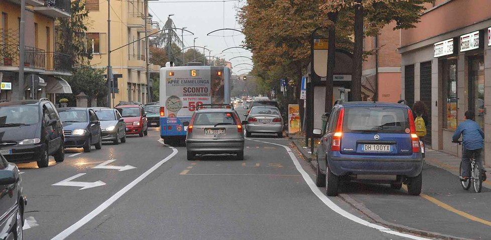 Modena, avances e abbracci ad un anziano per rubargli l’oro  