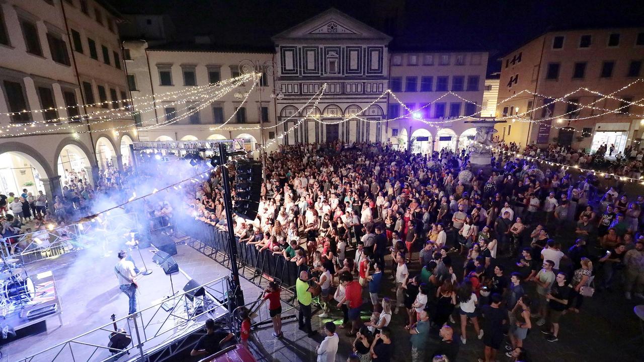Il concerto della cover degli 883 in piazza Farinata degli Uberti (Foto Agenzia Carlo Sestini)