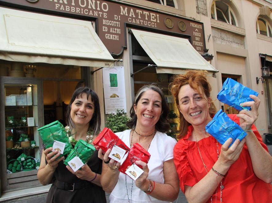 Il pacco verde di biscotti va subito a ruba 