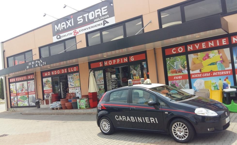 Armato di pistola rapina il Maxi Store 