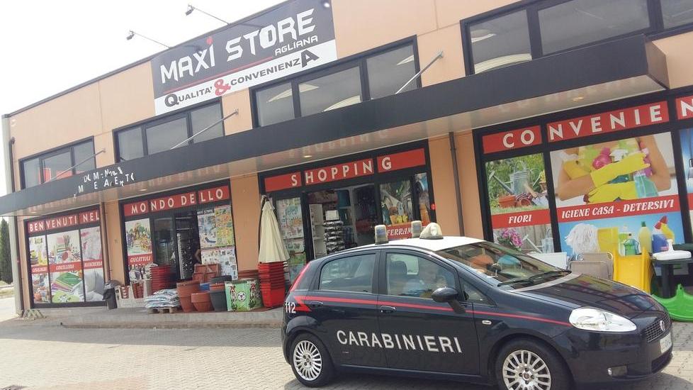 Armato di pistola rapina il Maxi Store