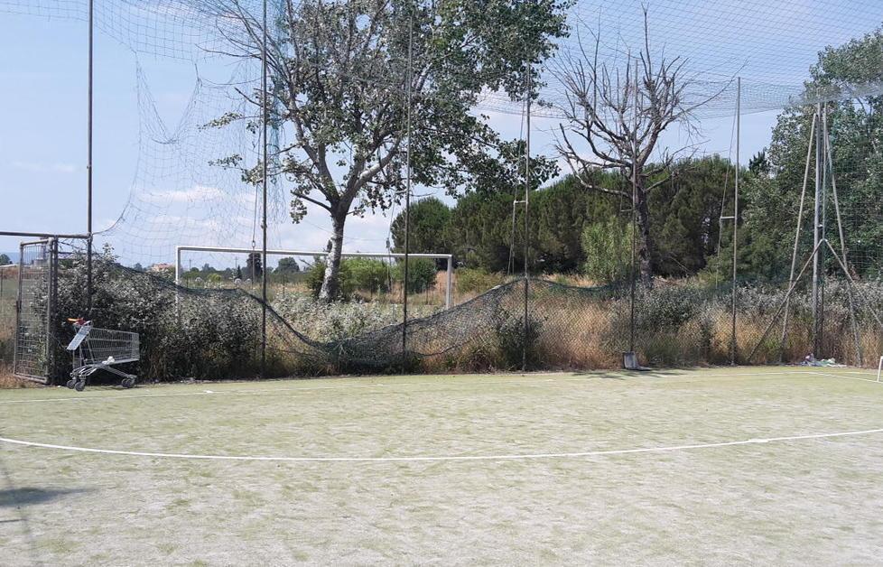 Erbacce e rifiuti nei campi da tennis e di calcio a cinque 