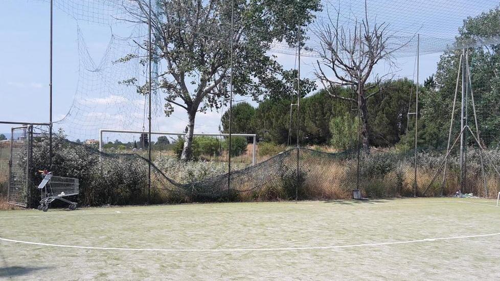 Erbacce e rifiuti nei campi da tennis e di calcio a cinque