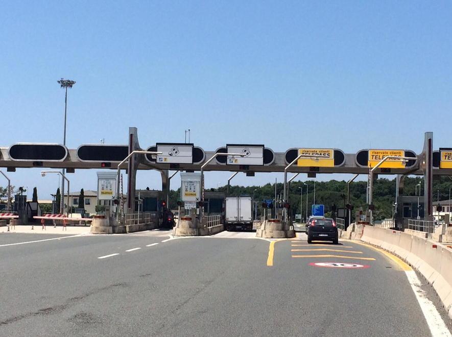 «Eliminare la barriera dell’A12 il pedaggio non deve esistere»