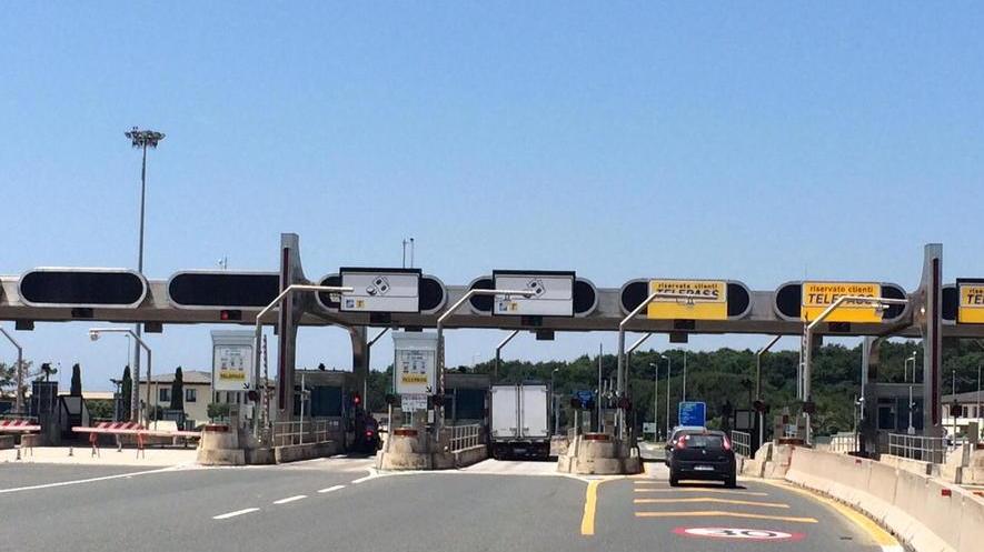 «Eliminare la barriera dell’A12 il pedaggio non deve esistere»