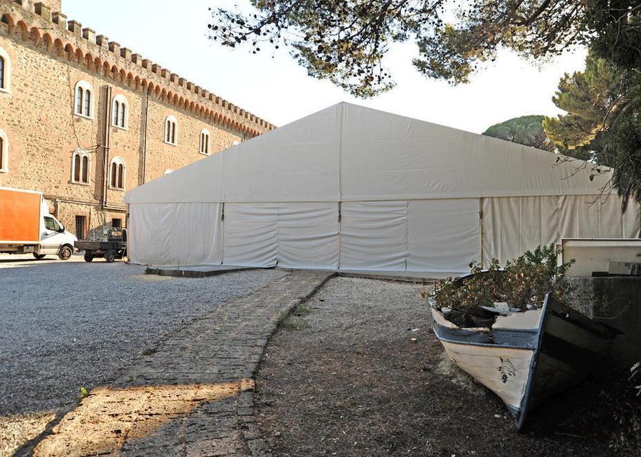 Via la tenso, ecco la tenso! Spunta un nuovo tendone 