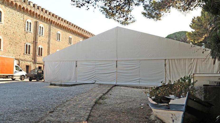 Via la tenso, ecco la tenso! Spunta un nuovo tendone