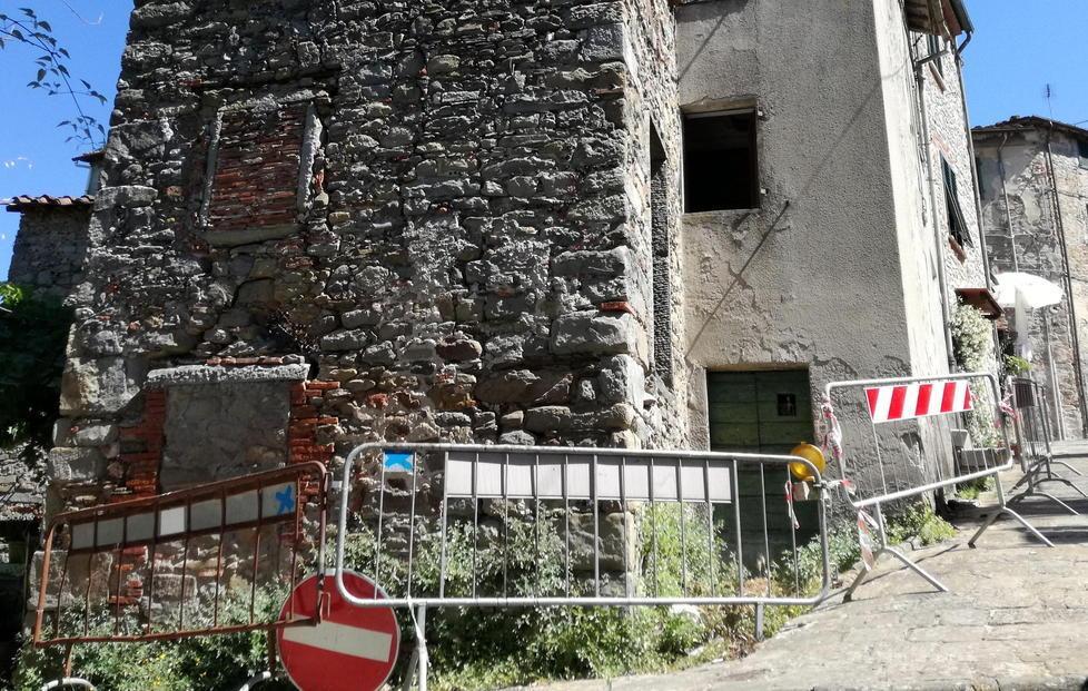 Casa pericolante a ridosso dei campi di calcio e basket