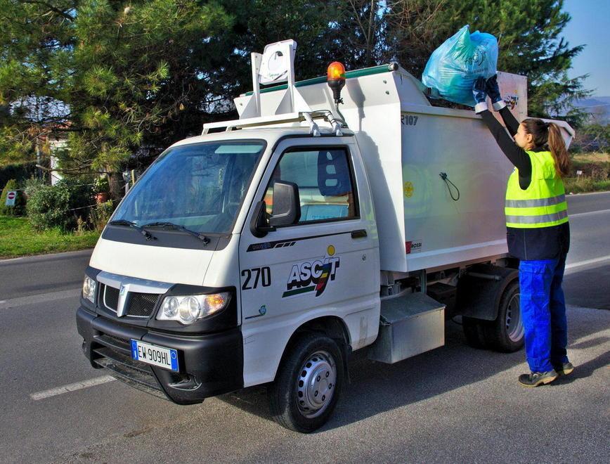 Caos rifiuti, i sindacati minacciano lo sciopero 