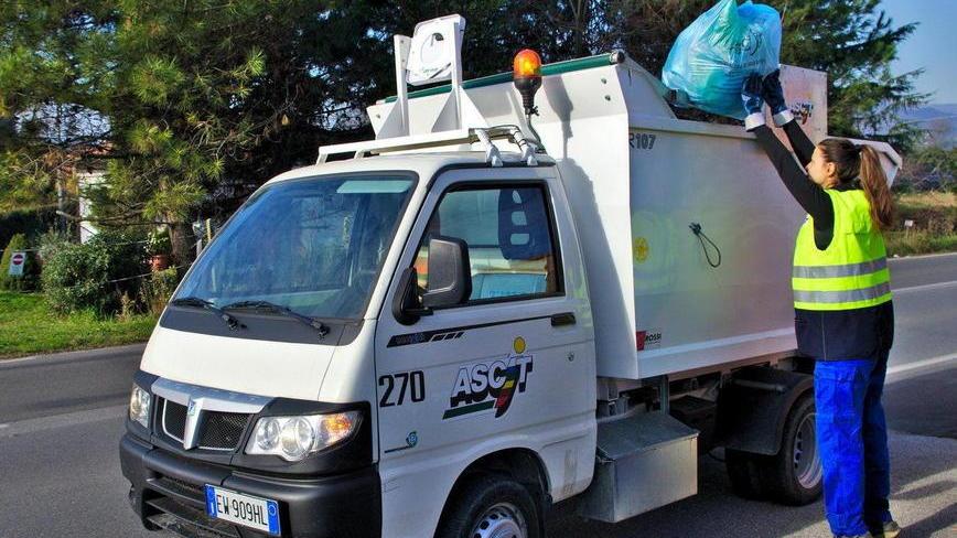 Caos rifiuti, i sindacati minacciano lo sciopero
