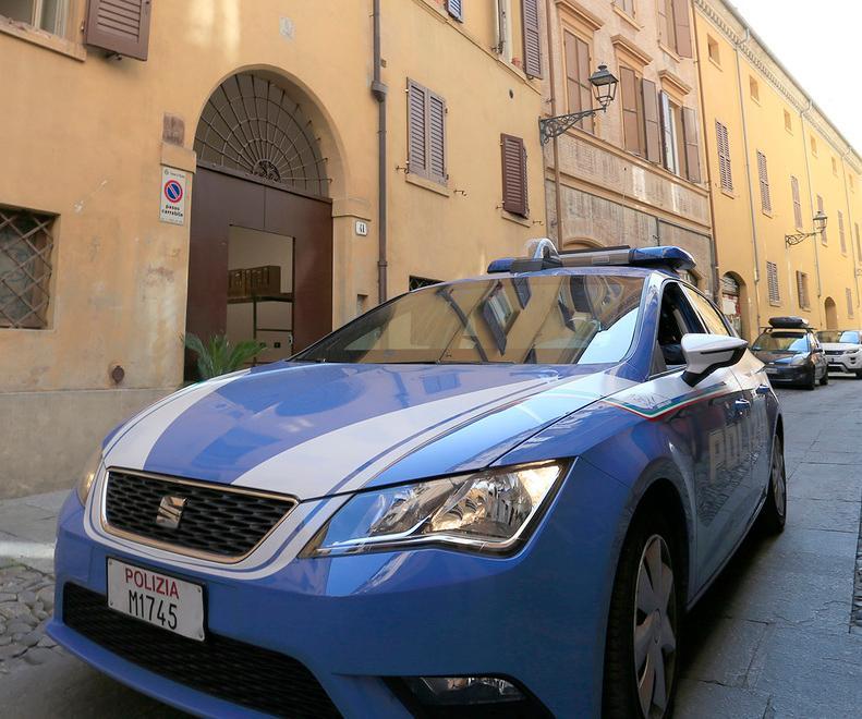 Cerca di prendere a pugni il commesso che lo ha sorpreso a rubare: arrestato