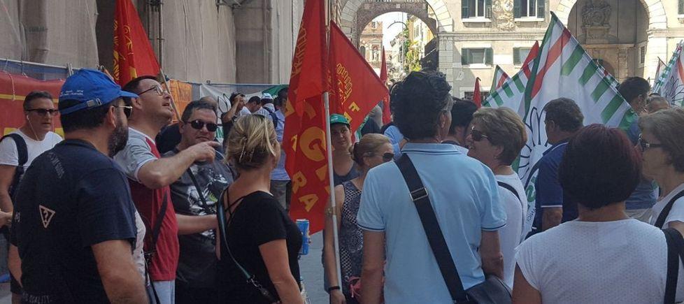 Protesta dei lavoratori contro gli esuberi