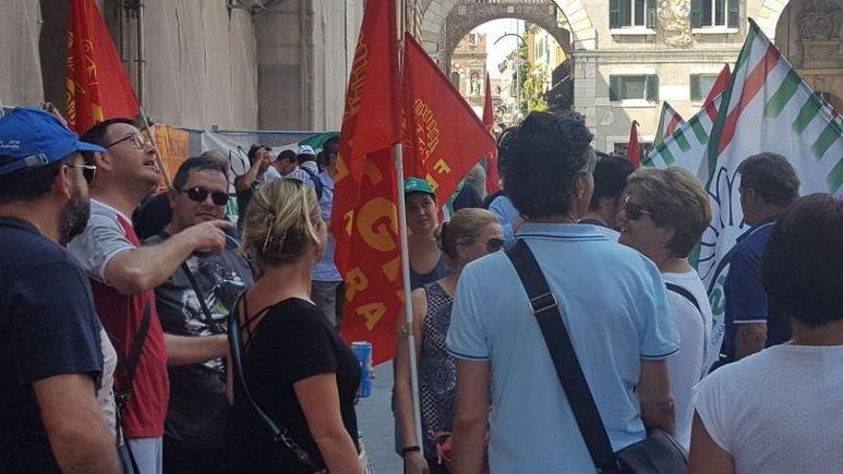 Protesta dei lavoratori contro gli esuberi
