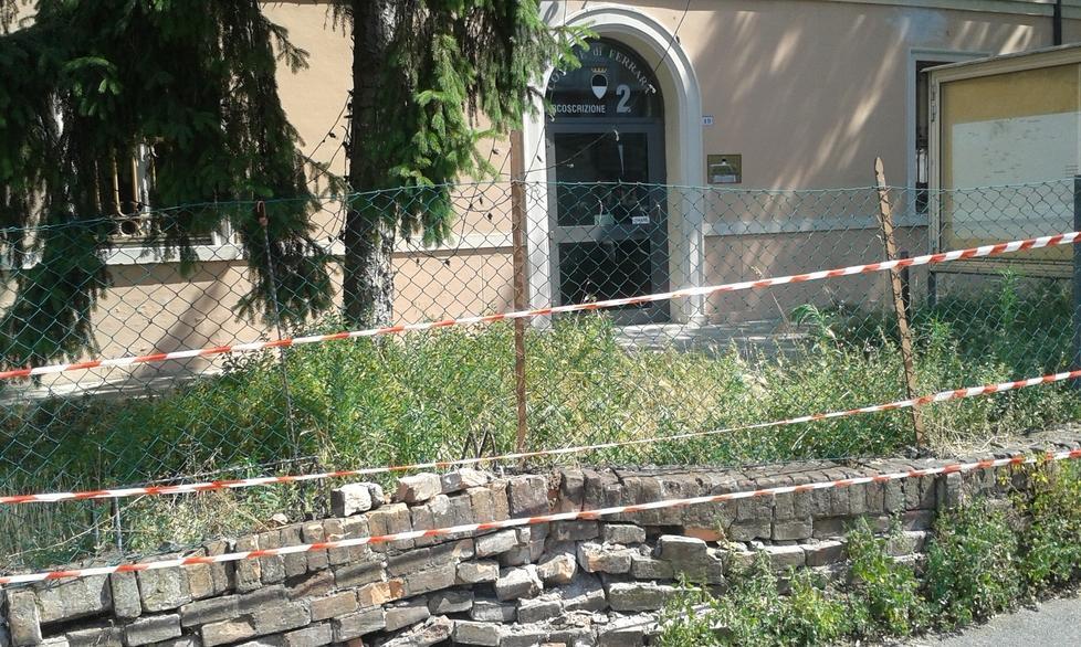 Crolla muretto nell’ex circoscrizione